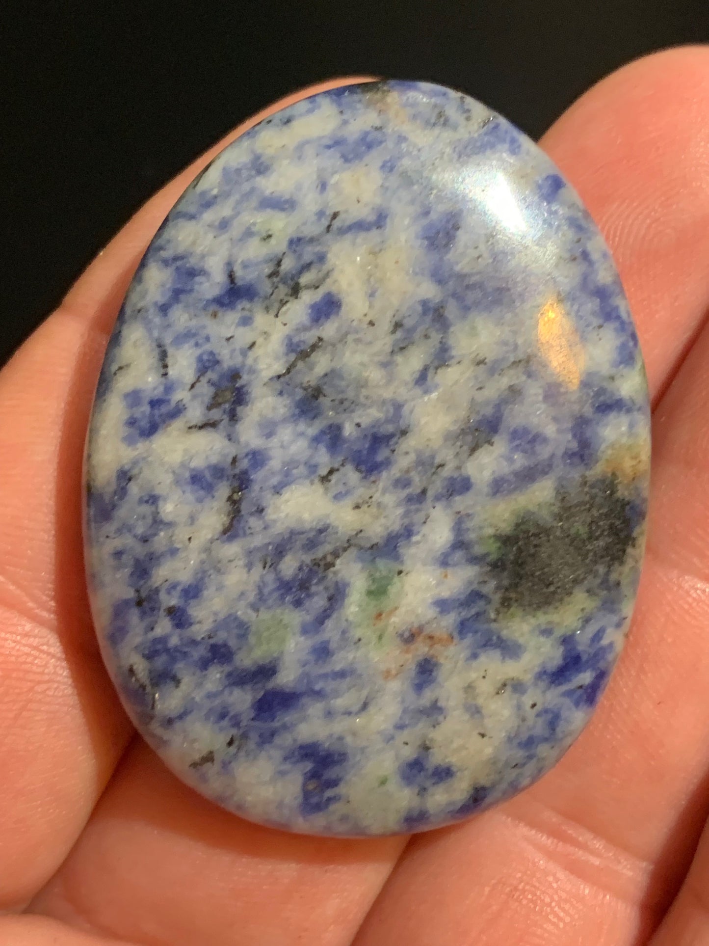 Sodalite, galet/ pierre plate - 49 x 37 x 10 mm - 28 gr.