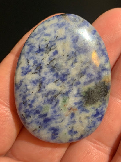 Sodalite, galet/ pierre plate - 49 x 37 x 10 mm - 28 gr.