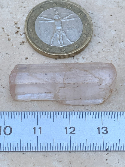 Kunzite, spècimen de 35mm x12 x 8 - 7,3 grammes. Parfait pour la bijouterie, collection, exposition...