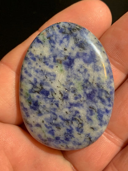 Sodalite, galet/ pierre plate - 49 x 37 x 10 mm - 28 gr.