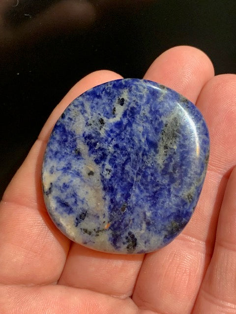 Sodalite, galet/ pierre plate - 49 x 44 x 9 mm - 33 gr.