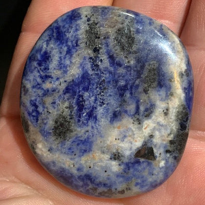 Sodalite, galet/ pierre plate - 49 x 44 x 9 mm - 33 gr.