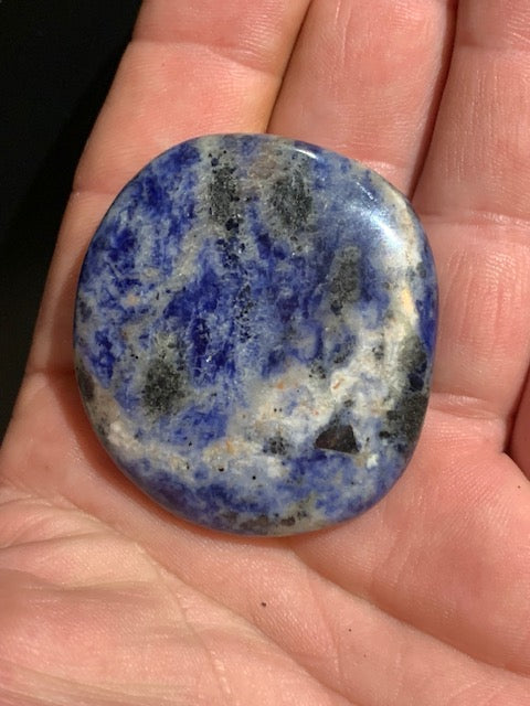 Sodalite, galet/ pierre plate - 49 x 44 x 9 mm - 33 gr.
