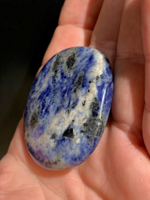 Sodalite, galet/ pierre plate - 49 x 44 x 9 mm - 33 gr.