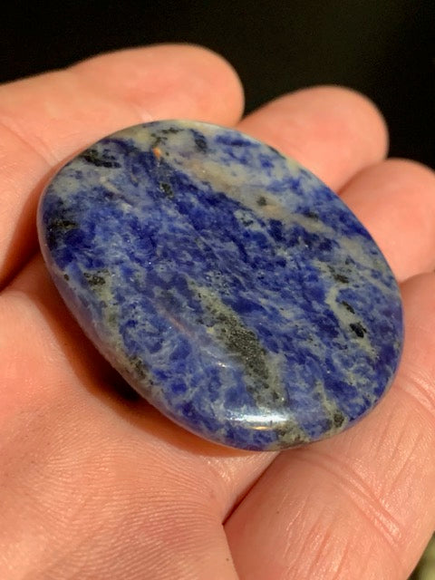 Sodalite, galet/ pierre plate - 49 x 44 x 9 mm - 33 gr.