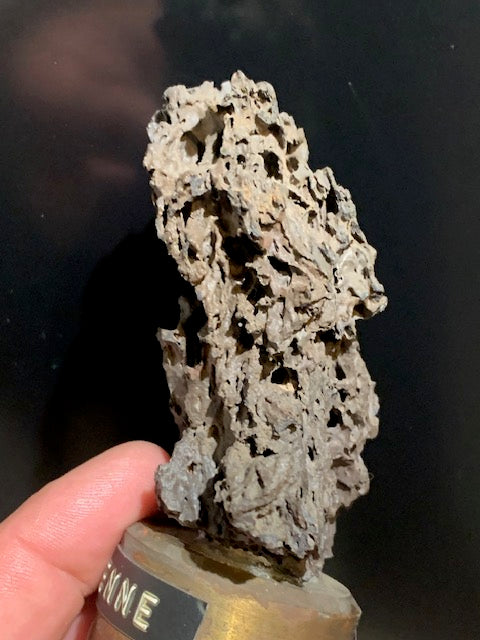 Obsidienne noire - Superbe spécimen brut sur socle en métal - 92 x 65 x 55 mm - 284 gr. - Collection ancienne
