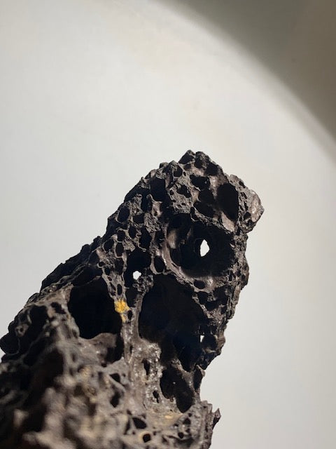Obsidienne noire - Superbe spécimen brut sur socle en métal - 92 x 65 x 55 mm - 284 gr. - Collection ancienne