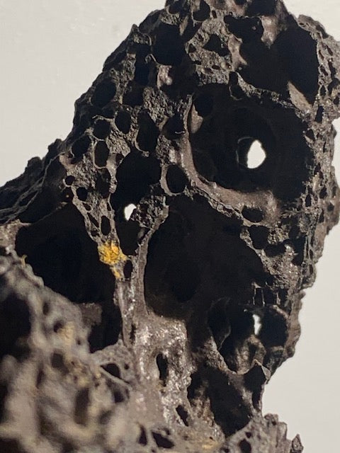 Obsidienne noire - Superbe spécimen brut sur socle en métal - 92 x 65 x 55 mm - 284 gr. - Collection ancienne