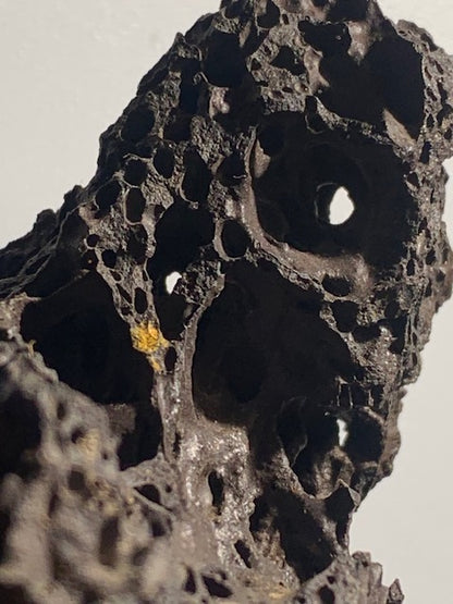 Obsidienne noire - Superbe spécimen brut sur socle en métal - 92 x 65 x 55 mm - 284 gr. - Collection ancienne