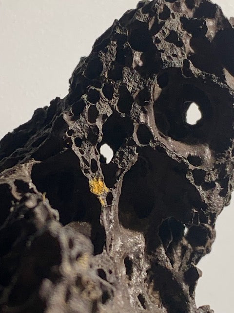 Obsidienne noire - Superbe spécimen brut sur socle en métal - 92 x 65 x 55 mm - 284 gr. - Collection ancienne