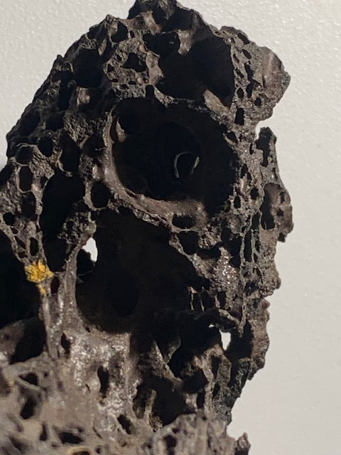 Obsidienne noire - Superbe spécimen brut sur socle en métal - 92 x 65 x 55 mm - 284 gr. - Collection ancienne
