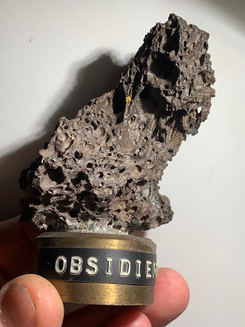 Obsidienne noire - Superbe spécimen brut sur socle en métal - 92 x 65 x 55 mm - 284 gr. - Collection ancienne