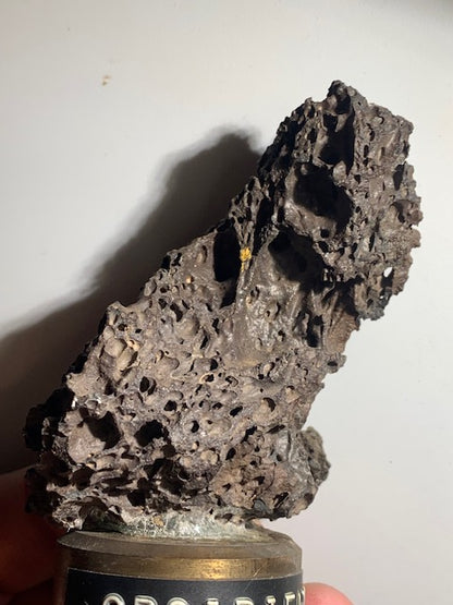 Obsidienne noire - Superbe spécimen brut sur socle en métal - 92 x 65 x 55 mm - 284 gr. - Collection ancienne