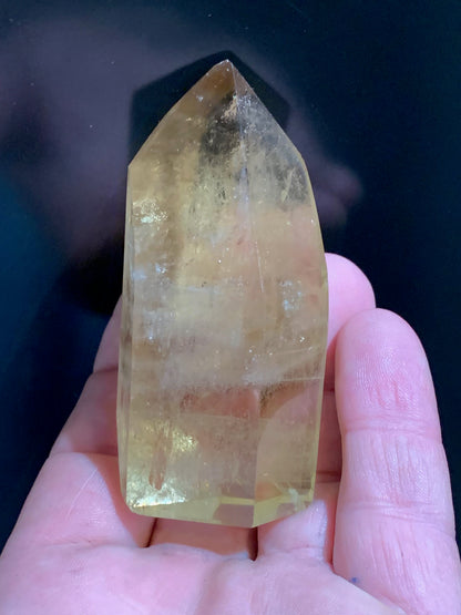 Citrine naturelle - Pointe/ Laser - 80 x 33 x 33 mm - 126 gr.