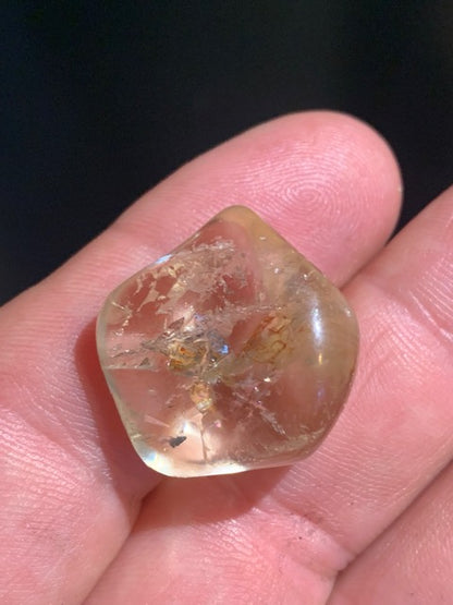 Citrine naturelle - Pierre roulée - 22 x 20 x 15 mm - 8,9 gr.