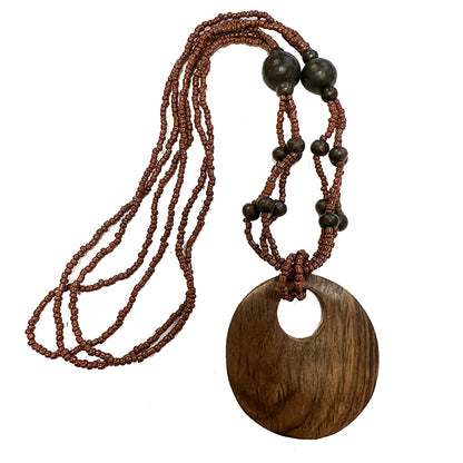 Collier/ sautoir de perles et pendentif en bois. 62 cm - Pendentif : environ 6 centimètres !