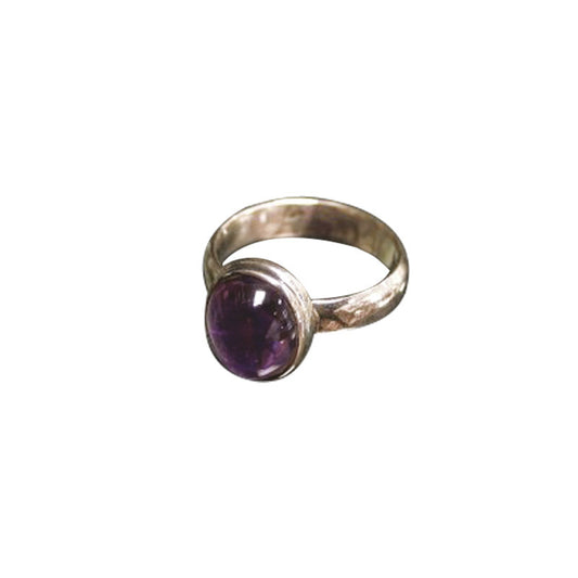 Bague en améthyste, faîte en Argent 0.925. Superbe pierre aux reflets violets incroyables ! Taille disponible en 50, 52, 54, 56, 58 Fr. !