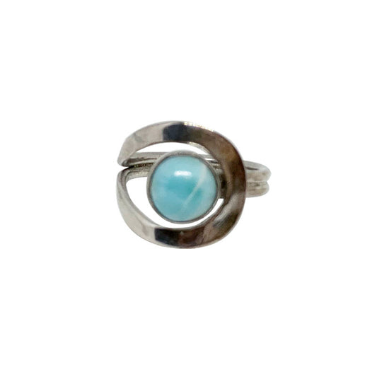 Magnifique bague en Larimar, montée Argent 0.925. Superbe pierre au bleu qui rappelle l'océan ! Très belle réalisation ! Taille réglable !