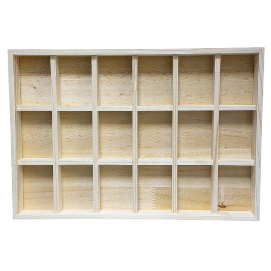 Plateau en bois (Pin) à 18 compartiments, idéal pour organiser et présenter vos objets, que ce soit pour des bijoux, des accessoires ou des articles de décoration