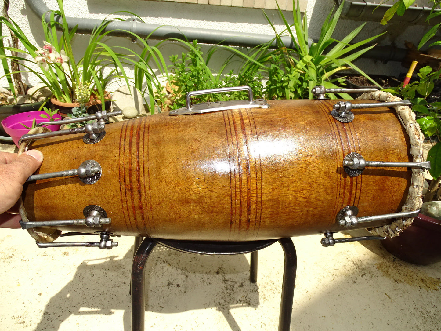 Percussion Indienne ancienne (Ancêtre du tabla) Dholak ou Mridangam. Ø 53cm de haut x 24 de diamètre. Superbe et admirable pièce !