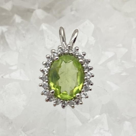 Péridot | Collection Retro' | Pendentif en Argent serti d'une pierre gemme de forme ovale, entouré d'Oxyde, 16 x 10 mm !