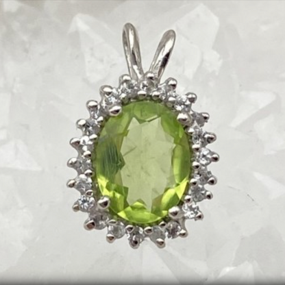 Péridot | Collection Retro' | Pendentif en Argent serti d'une pierre gemme de forme ovale, entouré d'Oxyde, 16 x 10 mm !