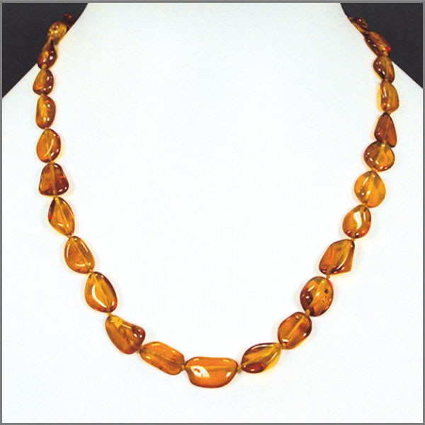 Ambre de couleurs 'Cognac', perles de 15 à 20 mm, collier de 45 à 50 cm. Fermoir à vis. Qualité AA à AAA !