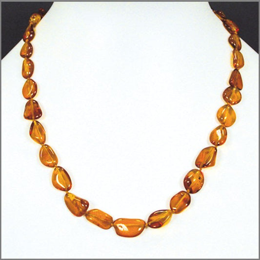 Ambre de couleurs 'Cognac', perles de 15 à 20 mm, collier de 45 à 50 cm. Fermoir à vis. Qualité AA à AAA !