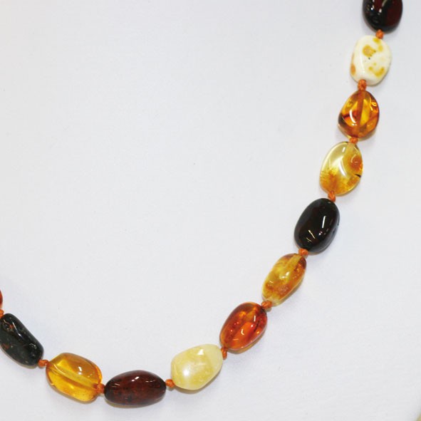 Ambre, perles de formes libres et naturelle de 10 à 15 mm, collier de 45 cm. Fermoir a vis. Qualité AA à AAA !
