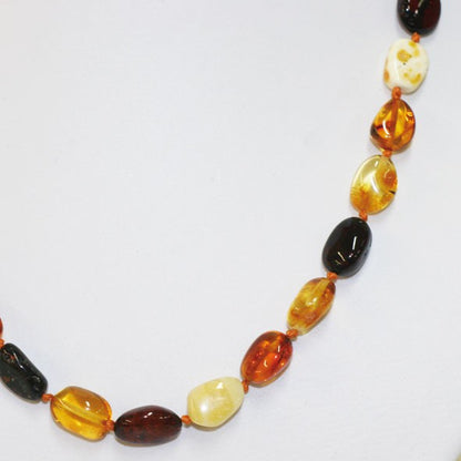 Ambre, perles de formes libres et naturelle de 10 à 15 mm, collier de 45 cm. Fermoir a vis. Qualité AA à AAA !