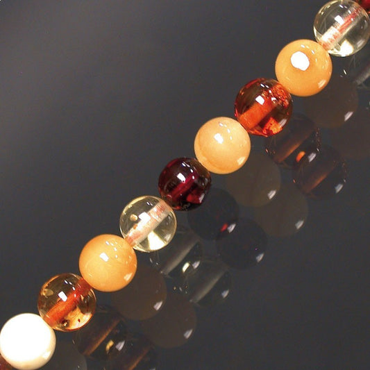 Ambre, perles rondes de 5/6 ou de 7 millimètres, vendu en bracelet de 17 à 21 centimètres ou en collier de 45 centimètres. Qualité AA à AAA, superbes perles, légéres et d'une douceur incroyable !