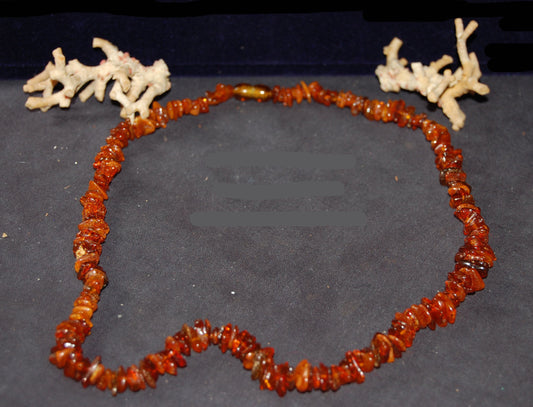 Ambre, perles de formes libres de 10 à 15 mm, vendu en bracelet ou collier de 65 cm, fermoir à vis. Qualité AA à AAA !