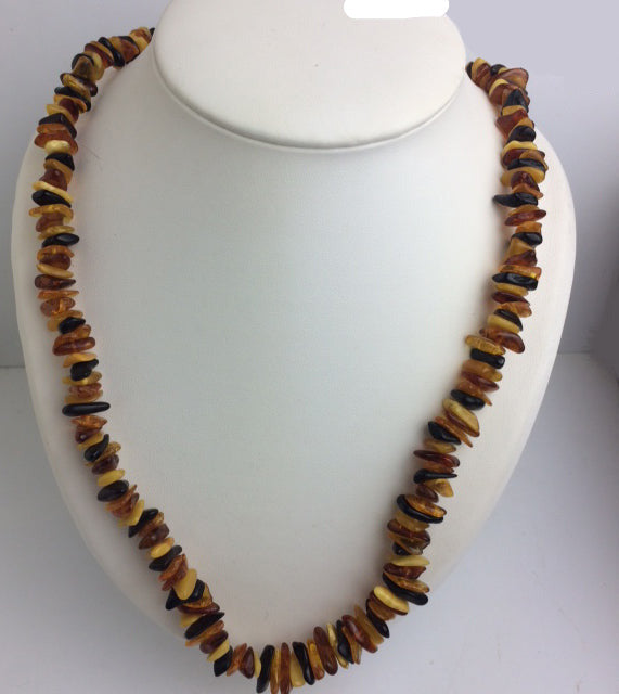 Ambre '4 couleurs', perles de formes libres de 10 à 15 mm, vendu en bracelet ou collier de 65 cm, fermoir à vis. Qualité AA à AAA !