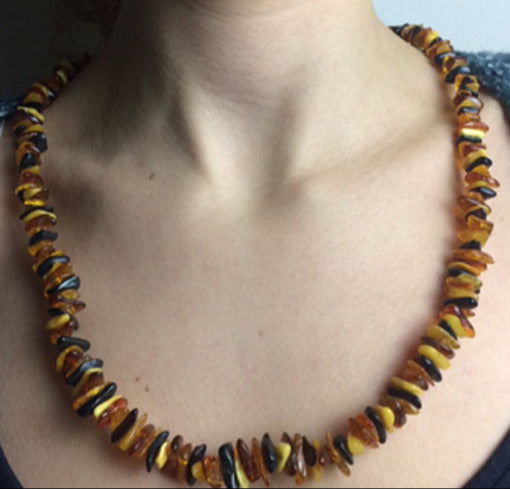 Ambre '4 couleurs', perles de formes libres de 10 à 15 mm, vendu en bracelet ou collier de 65 cm, fermoir à vis. Qualité AA à AAA !