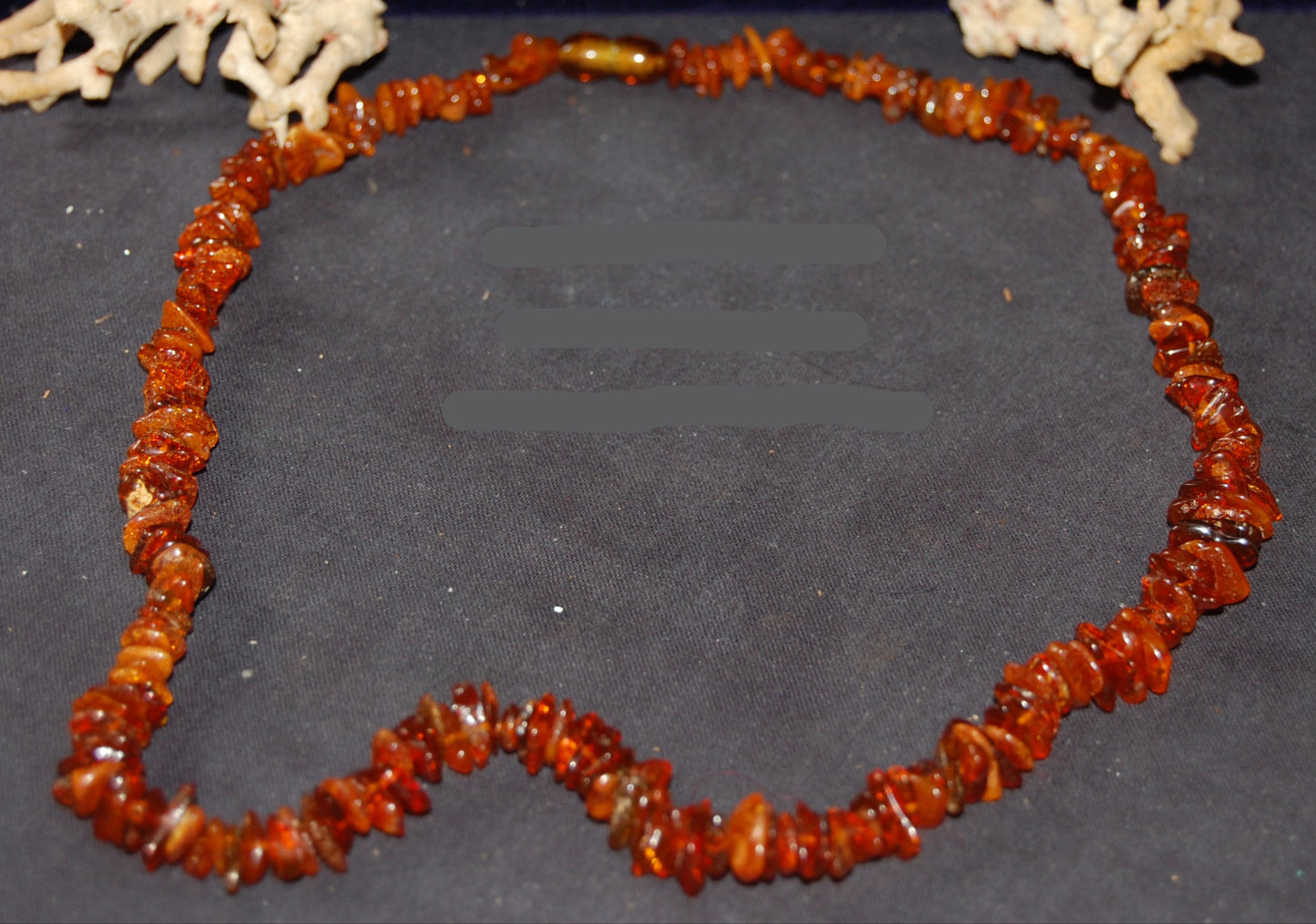 Ambre, perles de formes libres de 10 à 15 mm, vendu en bracelet ou collier de 65 cm, fermoir à vis. Qualité AA à AAA !