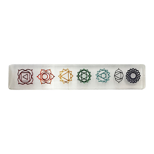 Plaque rectangulaire en sélénite avec motif des 7 chakras.  Parfait pour purifier et charger les minéraux, bijoux...