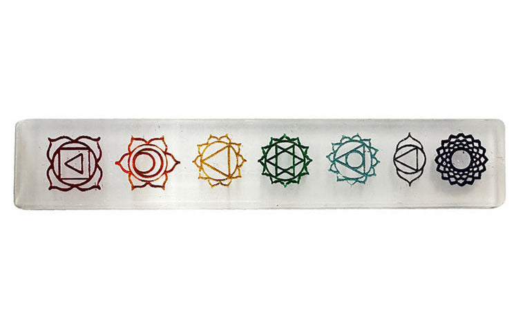 Plaque rectangulaire en sélénite avec motif des 7 chakras.  Parfait pour purifier et charger les minéraux, bijoux...