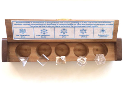 Solides de Platon en cristal de roche. Ø de 1.3 à 1.7 cm - 5 à 7gr. Vendu avec ou sans coffret en bois + disque de sélénite en option !
