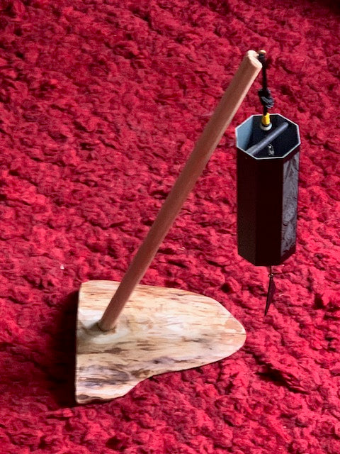 Support en bois à 1 emplacement pour tingsha, carillon (Koshi, Zaphir...). ± 45 cm - Création Zen Curiosity