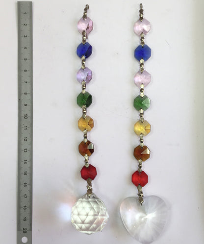 Sélection de 4 guirlandes avec des cristaux Feng Shui, aux couleurs des '7 chakras' ! 20 centimètres de longueur - 79 grammes. Simple, élégant et efficasse !