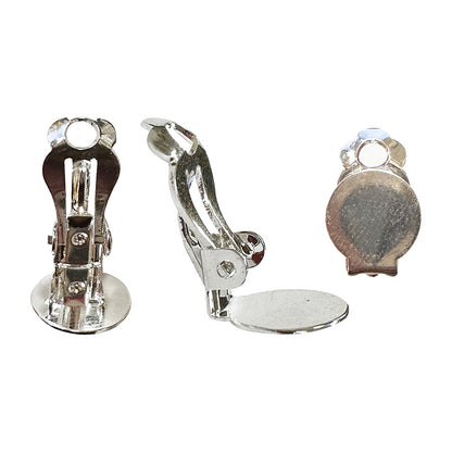 Apprêts, 'clips' d'oreilles, finition laiton argenté ou doré avec plateau à coller pour oreilles non percées. Très bonne qualité, parfait pour vos créations ou pour réparation ! Vendu par paire ou par 10 ou 100 !