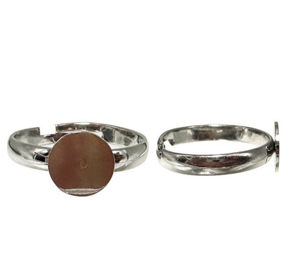 Bague pré-montée réglable avec support pour cabochon de 8 mm en cuivre argenté conçu pour accueillir un cabochon décoratif. Le support est en cuivre avec un placage argenté, offrant une finition brillante et élégante !