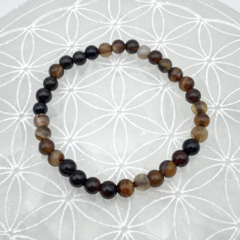 Agate naturelle, perles rondes de 6 ou 8 mm. Vendu en fil de perle 38/39 cm, en bracelet de 17 à 21cm, en collier de 45 ou sautoir de 60cm. Qualité AA à AAA !