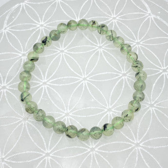 Préhnite verte avec Épidote du Mali, perles rondes de 4, 6 ou 8 mm. Vendu en fil de perle 38/39 cm, en bracelet de 17 à 21cm, en collier de 45 ou sautoir de 60cm. Qualité AA à AAA, merveilles de l'Afrique !