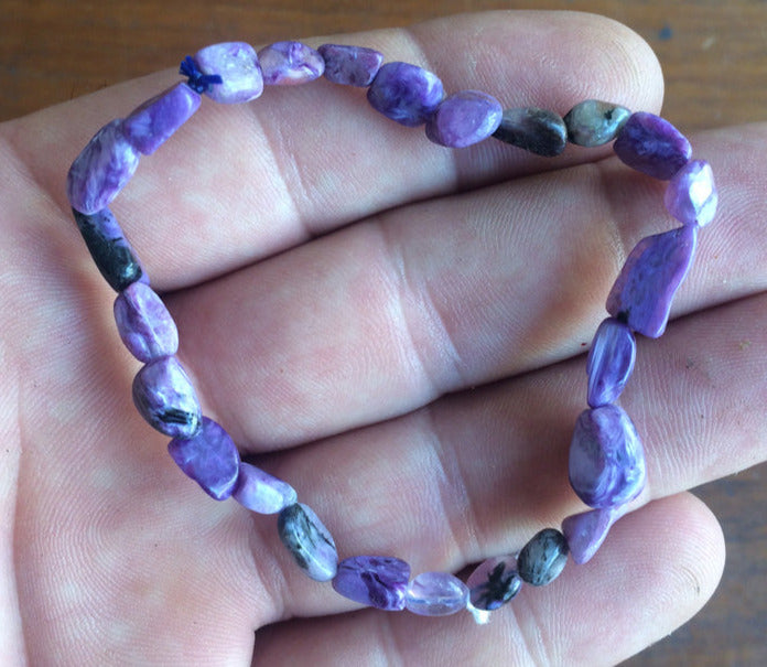 Charoïte, bracelet de 17 à 21cm, collier de 42cm et sautoir de 60cm. Perles de type 'Graine' de formes naturelles montées sur fil de haute résistance !