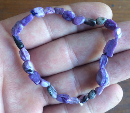 Charoïte, bracelet de 17 à 21cm, collier de 42cm et sautoir de 60cm. Perles de type 'Graine' de formes naturelles montées sur fil de haute résistance !
