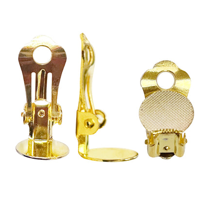 Apprêts, 'clips' d'oreilles, finition laiton argenté ou doré avec plateau à coller pour oreilles non percées. Très bonne qualité, parfait pour vos créations ou pour réparation ! Vendu par paire ou par 10 ou 100 !