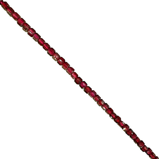 Grenat, perles carrées de 2 millimètres. Vendu en fil de perles de 40 cm, en bracelet de 17 à 21 cm, ou en collier de 45. Qualité AA à AAA !
