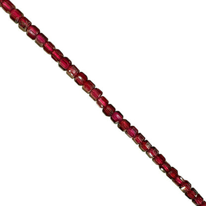 Grenat, perles carrées de 2 millimètres. Vendu en fil de perles de 40 cm, en bracelet de 17 à 21 cm, ou en collier de 45. Qualité AA à AAA !