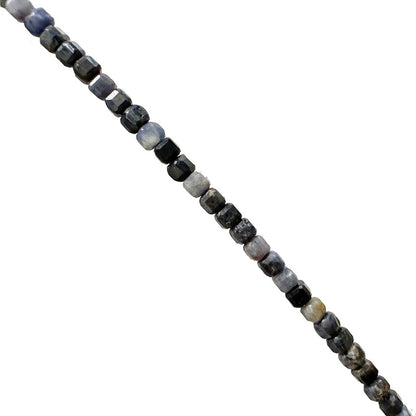 Saphir - Perles carrées de 2x2 mm. Vendu en fil de perles de 40 cm, en bracelet de 17 à 21 cm, ou en collier de 45. Qualité AA à AAA !